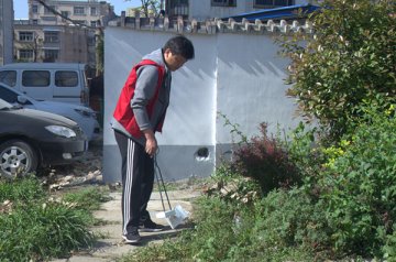 团市委开展春季爱国卫生清洁志愿服务活动