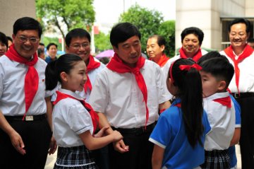 “喜迎十九大—我向习爷爷说句心里话”2017六一儿童节纪念活动暨信阳市少先队红领巾争章风采大赛颁奖仪式成功举行